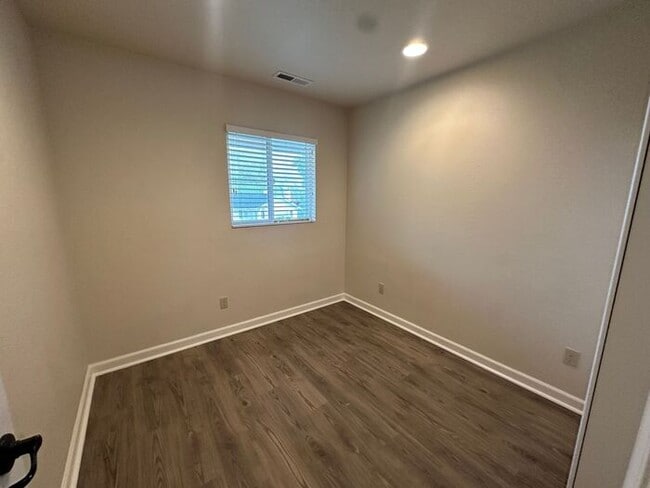 Building Photo - 1117 Buena Vista Ave