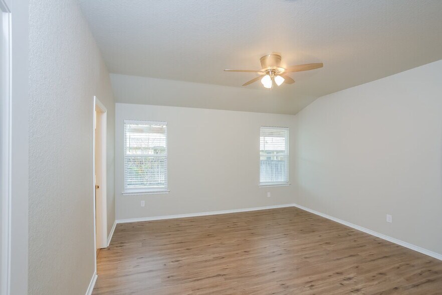Building Photo - 1727 Aspen Silver