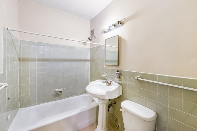 Building Photo - Charming & Bright Studio at River Place No...