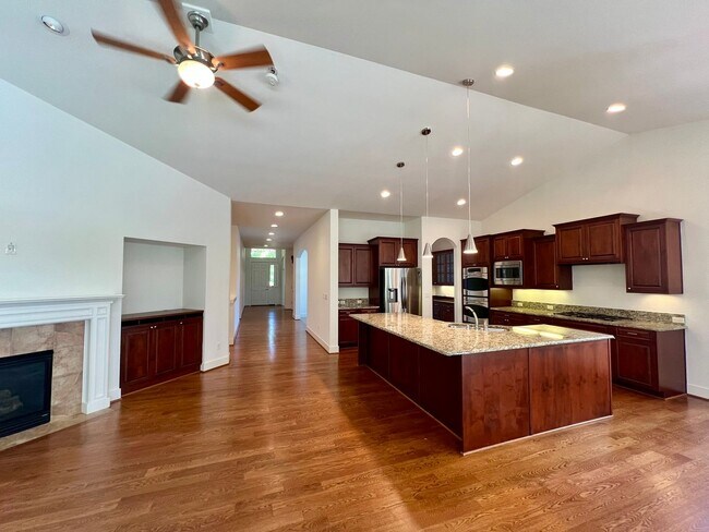Building Photo - PENDING APPLICATION; Spacious Home on Golf Course  - All Bedrooms En Suite