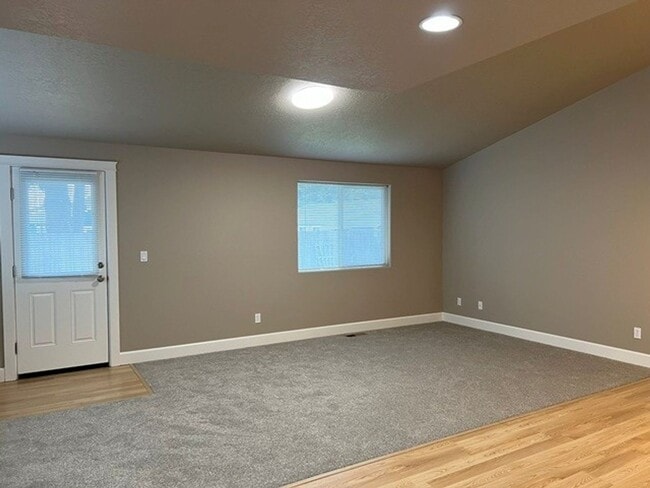 Building Photo - 3Bd/2Ba Single Story House - Available to View!