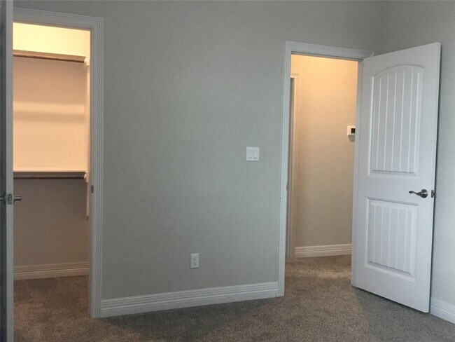 Building Photo - 421 Fair Oaks Dr