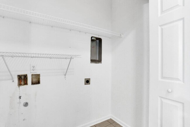Building Photo - 3 bedroom 2.5 bath townhome in Carriage Sq...