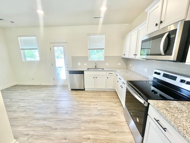 Building Photo - 3 br 2.5 ba townhome in charming Townhome ...