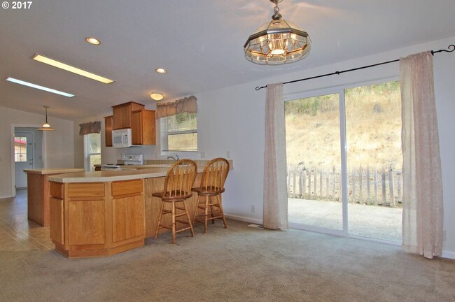 Building Photo - 3 Bedroom Home with Amazing Views