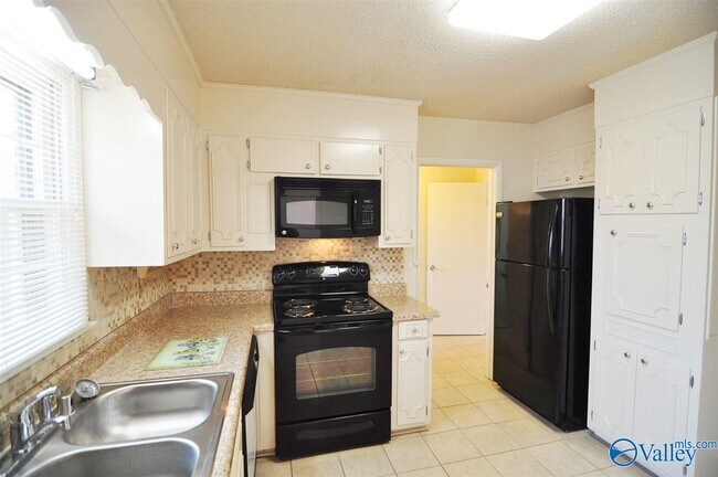 Building Photo - 2505 Lancelot Dr SE