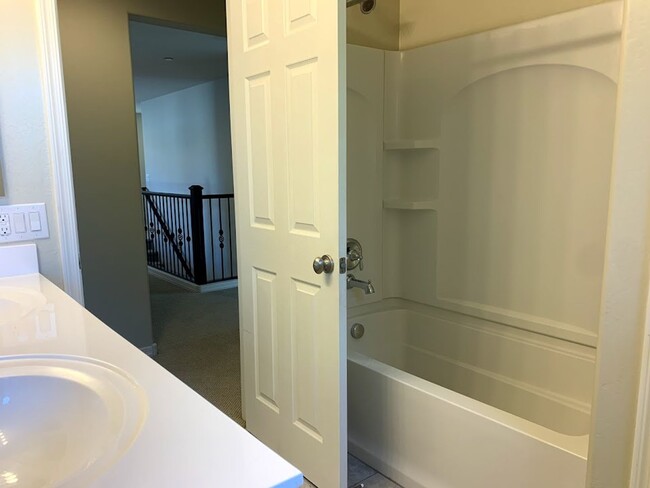 Building Photo - 4 BEDROOM PLUS LOFT, BUILT IN BBQ WITH COMMUNITY POOL