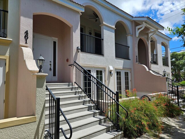 Building Photo - Seasonal Short-Term 2 Bedroom, 2.5 Bath Multi-Level Condo with Balcony and Patio located on Venic...