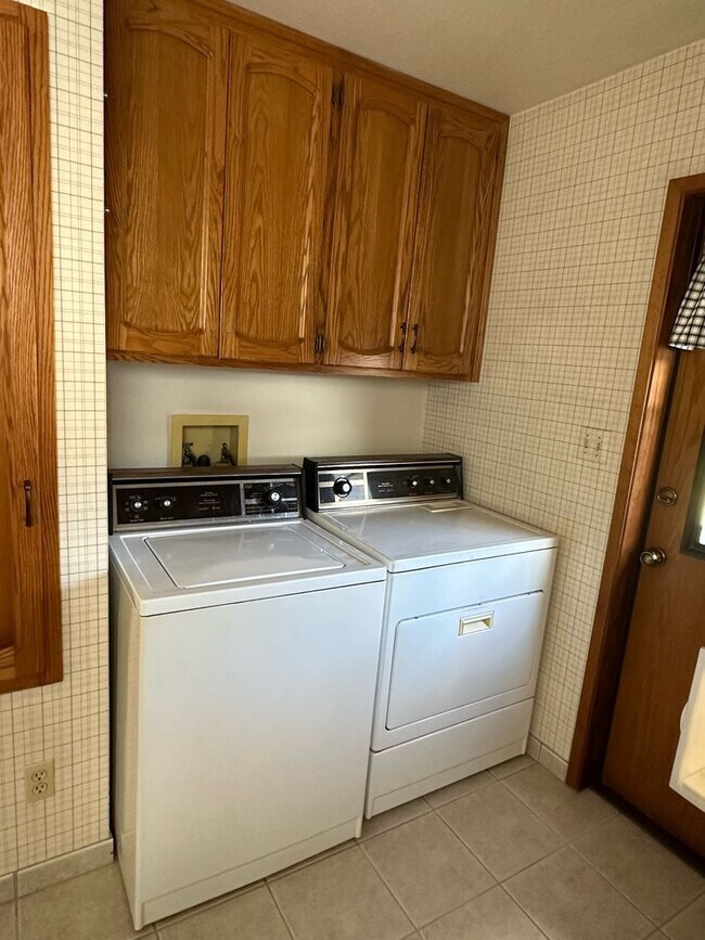 Building Photo - 475 E Mercedes Ave