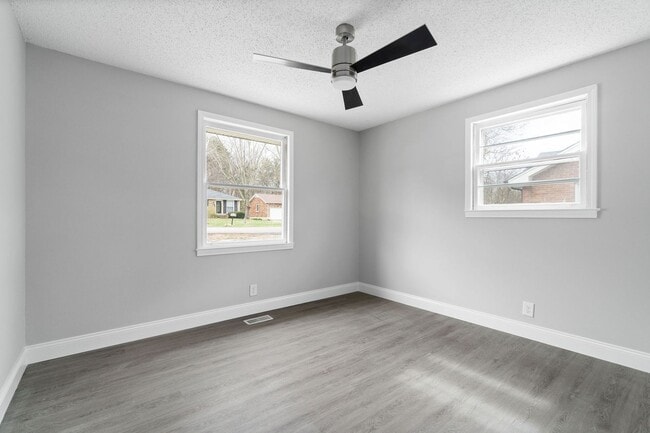 Building Photo - 3 Bedroom 2 Bath Renovated Pet Friendly Home For Rent!