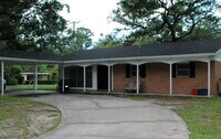 Building Photo - Available Fall 2026! 3 Bed/2 Bath House Right off of NW 34th St. Close to UF