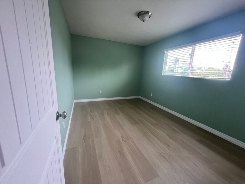 Building Photo - 1070 Fifth Ave