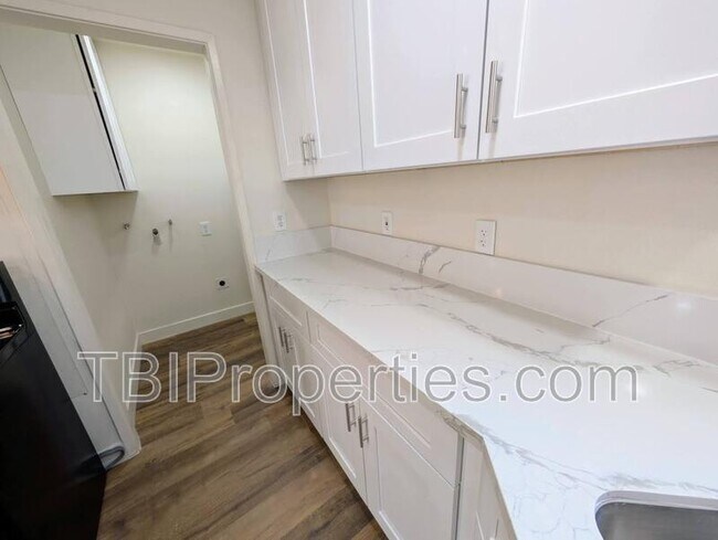 Building Photo - 936 Bradley St