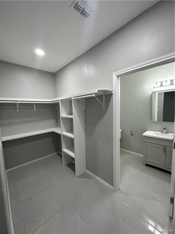 Building Photo - 2409 W Hackberry Ave