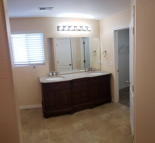 Building Photo - 262 Wellington Dr