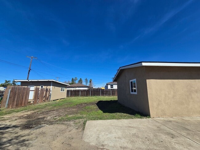 Building Photo - 3 Bed Home + Studio with Large Yard & Ample Parking Near Downtown Vista