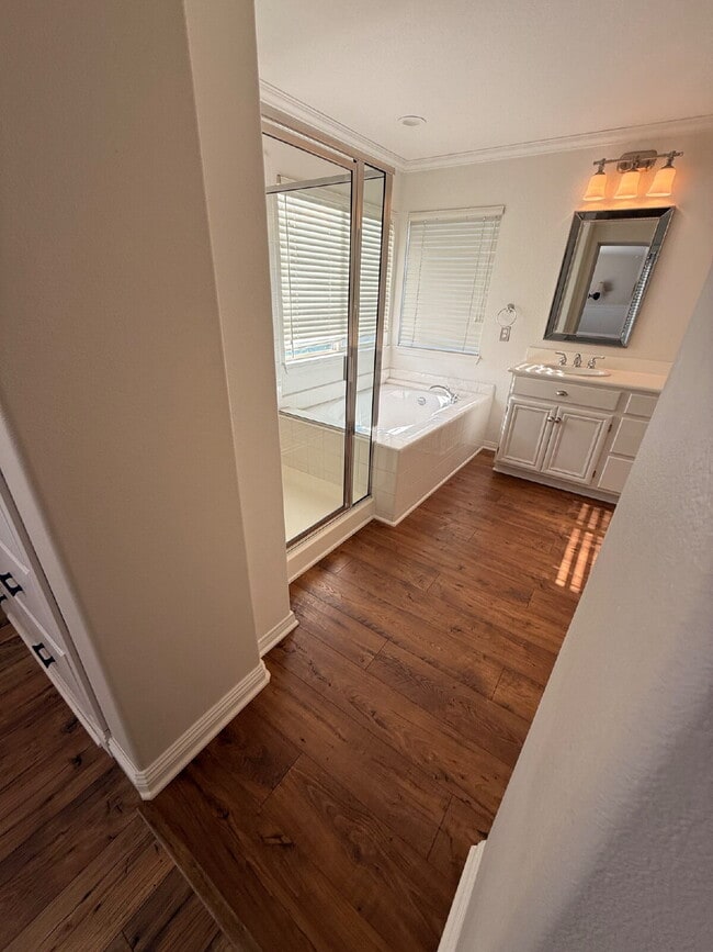 Building Photo - Spacious 5-Bed Family Home w/ 3-Car Garage Near Top Schools in Orange Crest.  One large bedroom a...