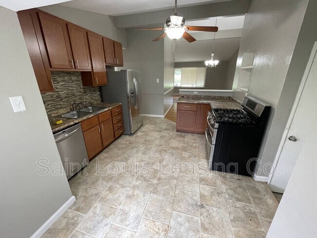 Building Photo - 1265 St Anthony Ln