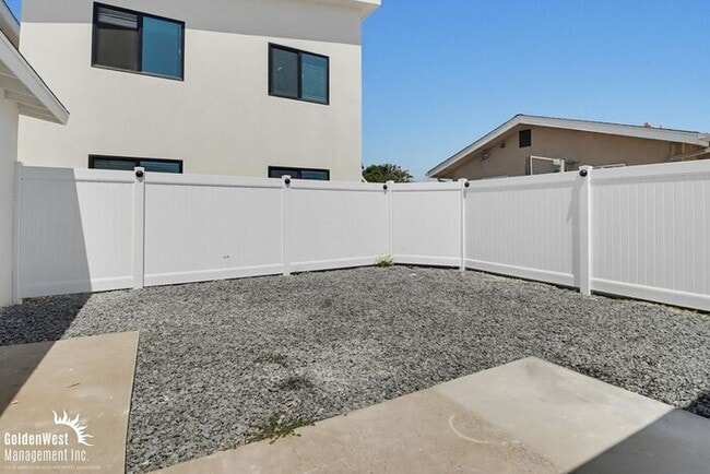 Building Photo - Beautifully Renovated 3Bdm 2Ba Apartment Home in San Diego!