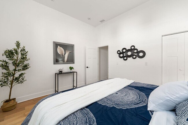 Building Photo - 1941 W Augusta Blvd