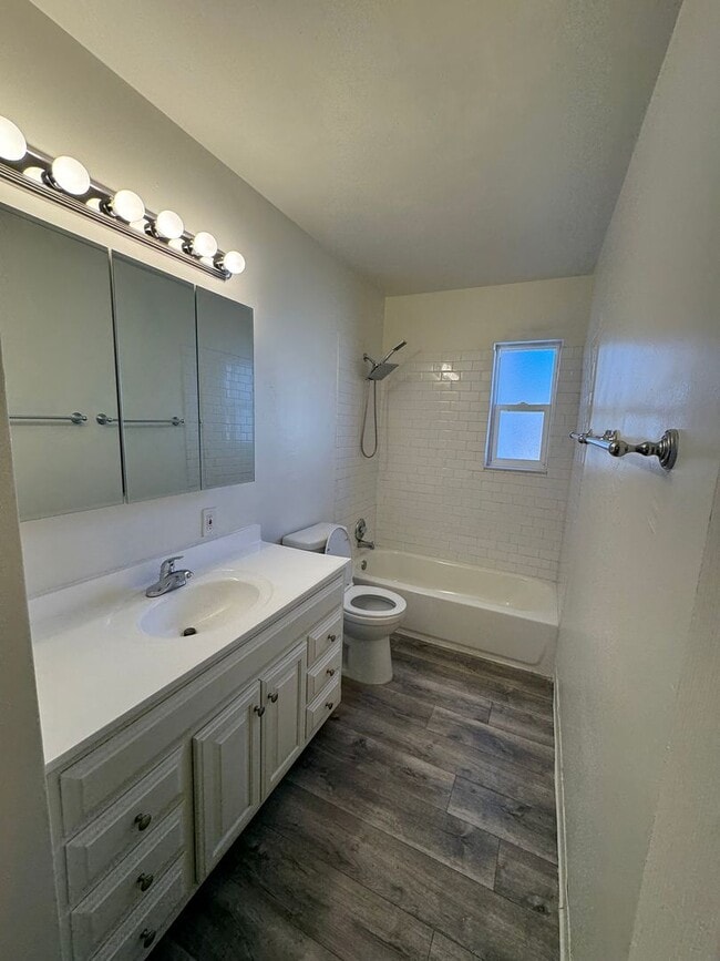 Building Photo - Spacious 4 bedroom 2 bath house with large backyard!