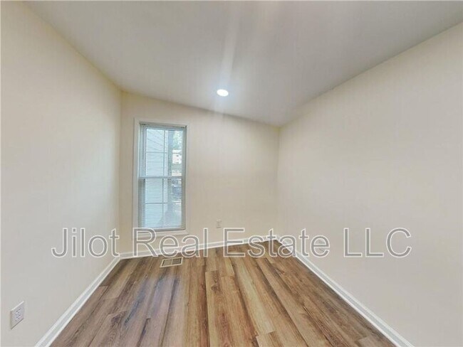 Building Photo - 1849 E Farris Ave