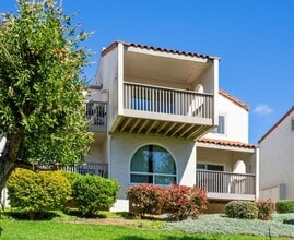 Building Photo - Gorgeous Beach Close Carlsbad Condo!