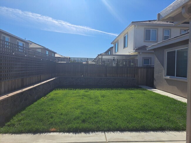 Building Photo - Feels Like a Model Home