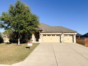 Building Photo - Popular DR Horton Sierra floor plan. 4 bed, 2 1/2 bath, 3 car garage, single story on a corner lo...