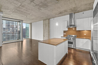 Building Photo - Beautiful streeterville condo