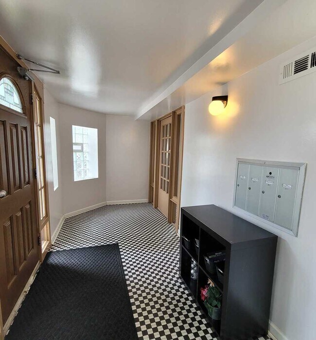 Building Photo - 1143 E 81st Pl