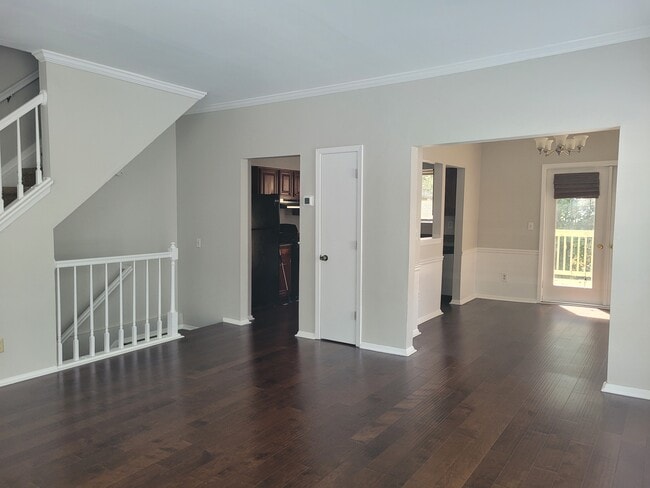 Main Floor Living Area - 401 Wedgewood Way