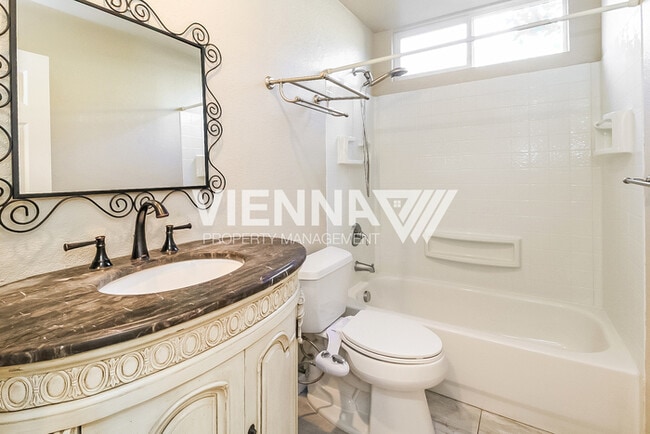 Building Photo - Beautifully Maintained Roseville Home with...