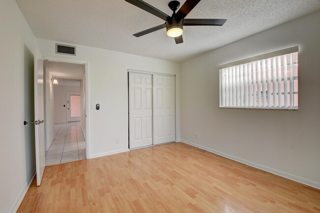 Building Photo - 548 Flanders L