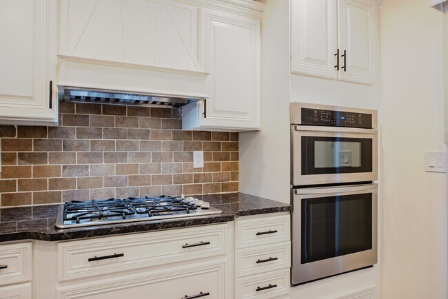Building Photo - Move-in-ready 3 bed / 3 Full Bath In Louisville's Four Seasons — Fully Updated, No Carpet, Fiber ...