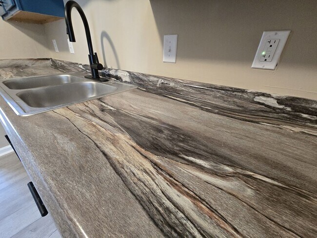 Building Photo - 3 Bedroom 2 Bathroom Home