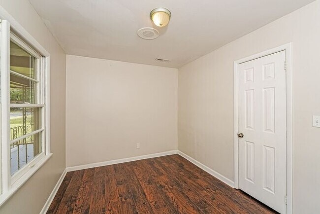Building Photo - $1,199! 3Bed/ 1 Bath House! North of Birmingham! Save 50% off the first full month's rent. Apply ...
