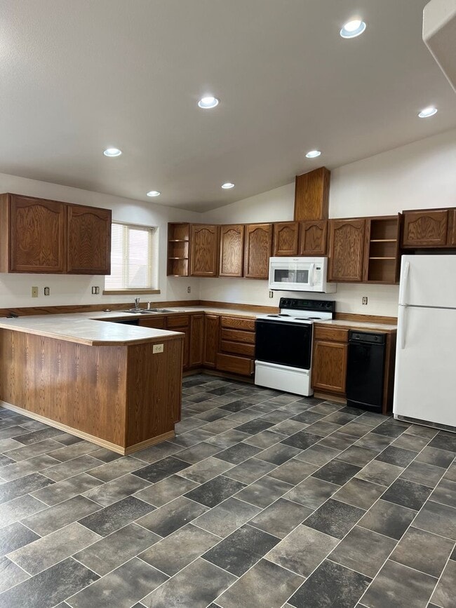 Building Photo - Nice Duplex in SW Redmond