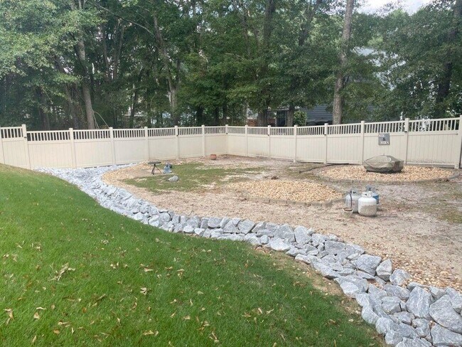 Building Photo - 2432 Temple View Dr