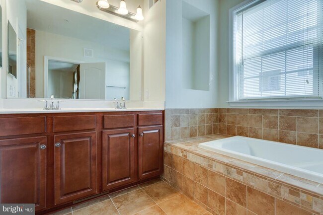 Building Photo - 22720 Beacon Crest Terrace