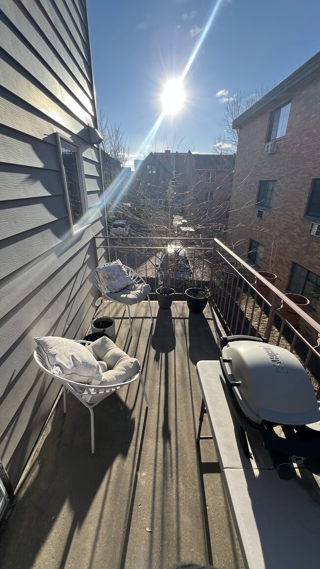 Private balcony - 505 W Doty St