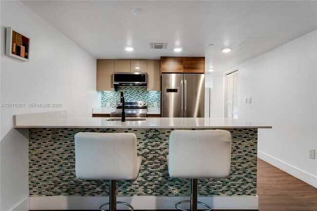 Building Photo - 9261 E Bay Harbor Dr