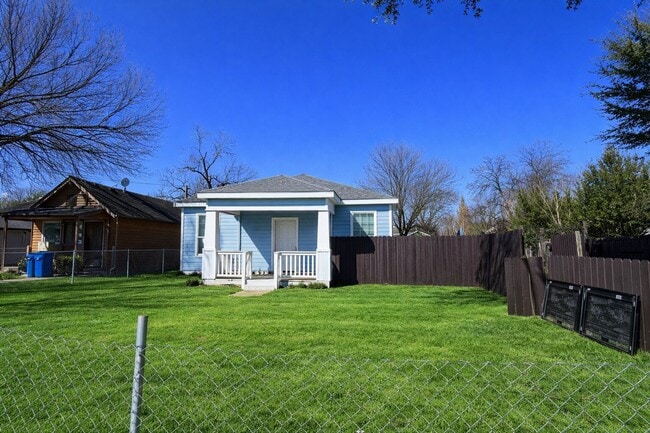 Building Photo - Newly Remodeled 3-Bedroom Home with Open Layout & Fenced Backyard in Dallas