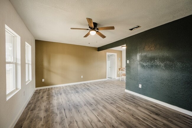 Building Photo - 3106 Eisenhower Rd