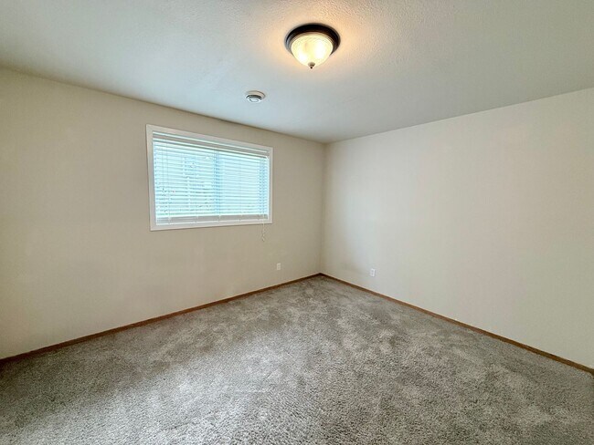 Building Photo - Spacious 4-Bedroom Home in South Fargo
