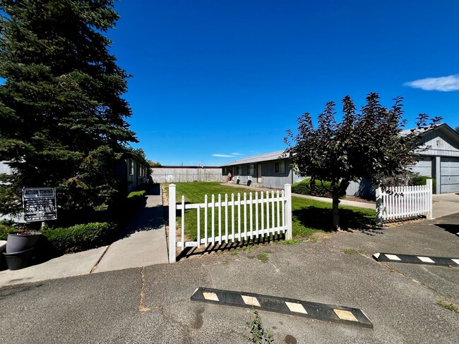 Building Photo - Move in special - HALF off first month's r...