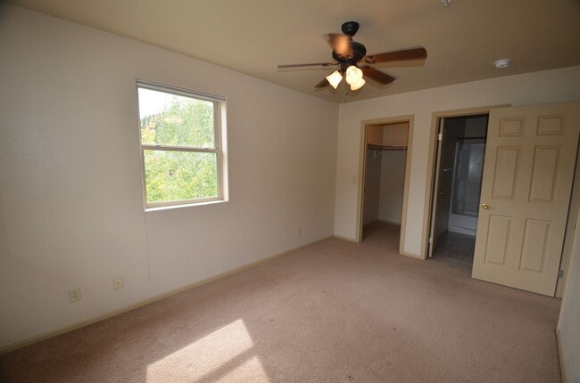 Building Photo - Unfurnished 2 Bed 2 Bath Condo-HEAT INCLUDED!