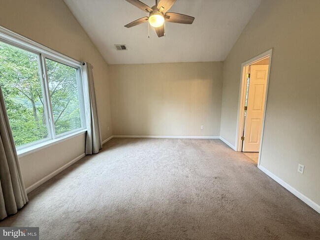Building Photo - 1234 Lakeview Dr