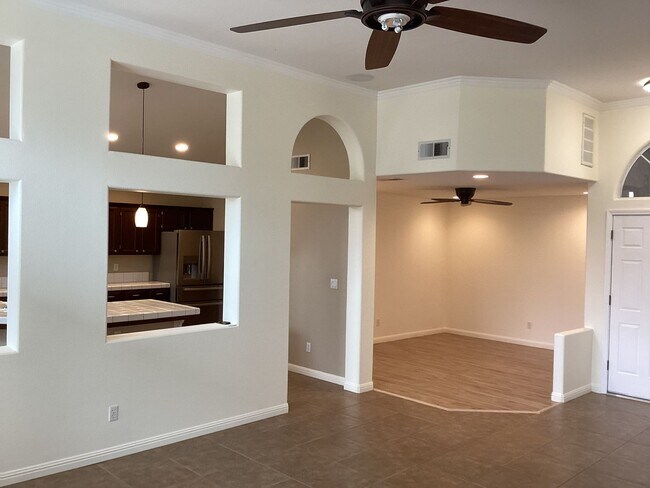 Building Photo - 7526 N Ellendale Ave