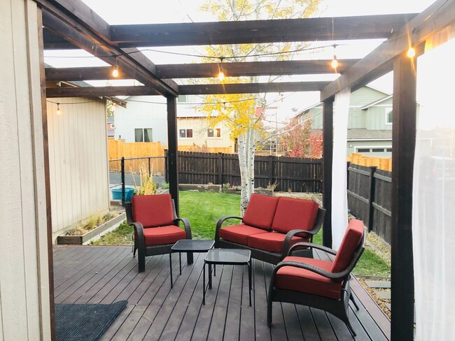 Building Photo - Great 3 Bedroom SW Bend Single Family Home